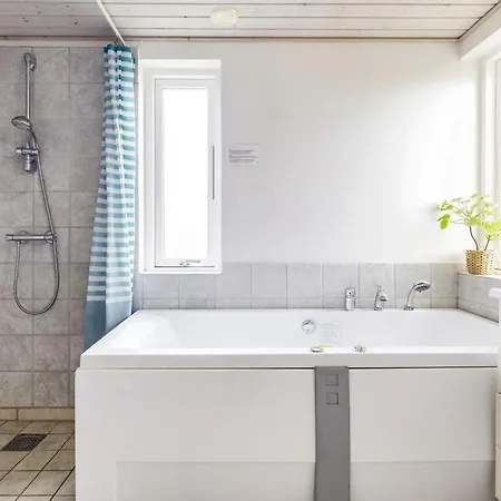 Three-bedroom In 22 Brovst