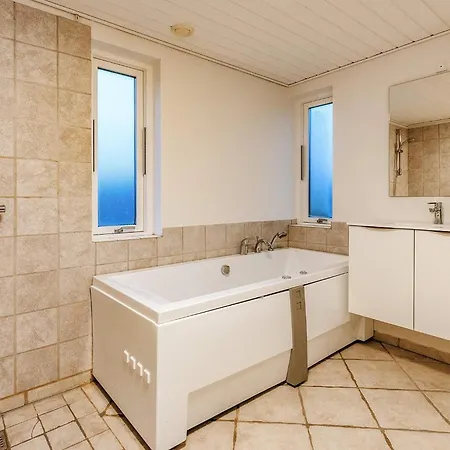 Three-bedroom In 22 Feriehus