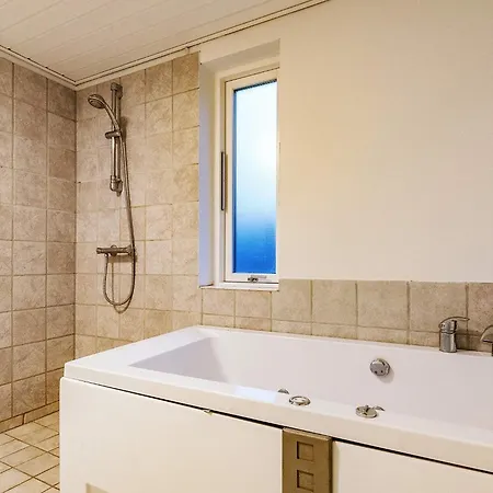 Feriehus Three-bedroom In 22 *